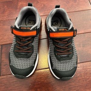 Stride rite made 2 play kid shoes size 11.5